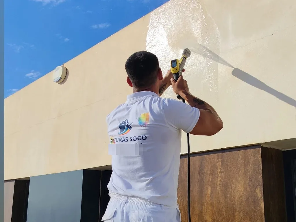 How a facade is prepared before painting