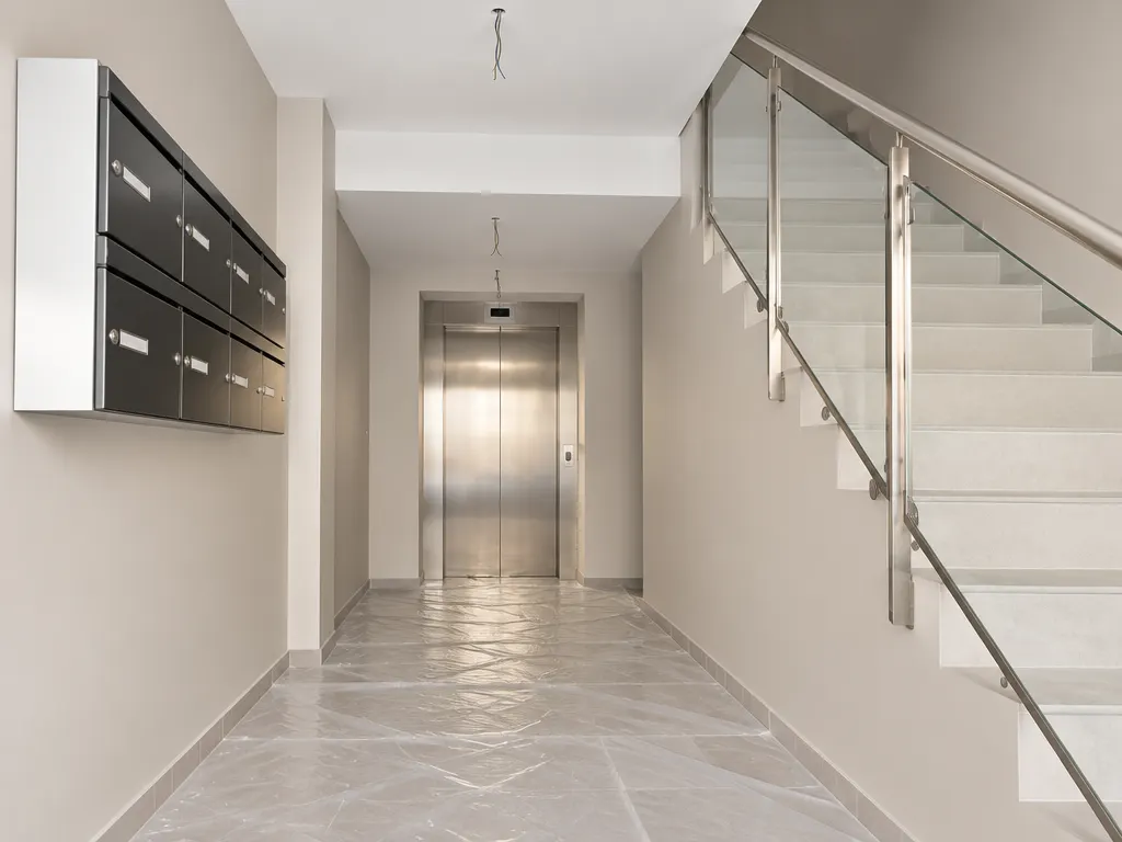 Hall et escalier d’une copropriété fraîchement peints